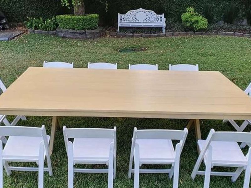 Renta de mesa rectangular de madera color miel para eventos