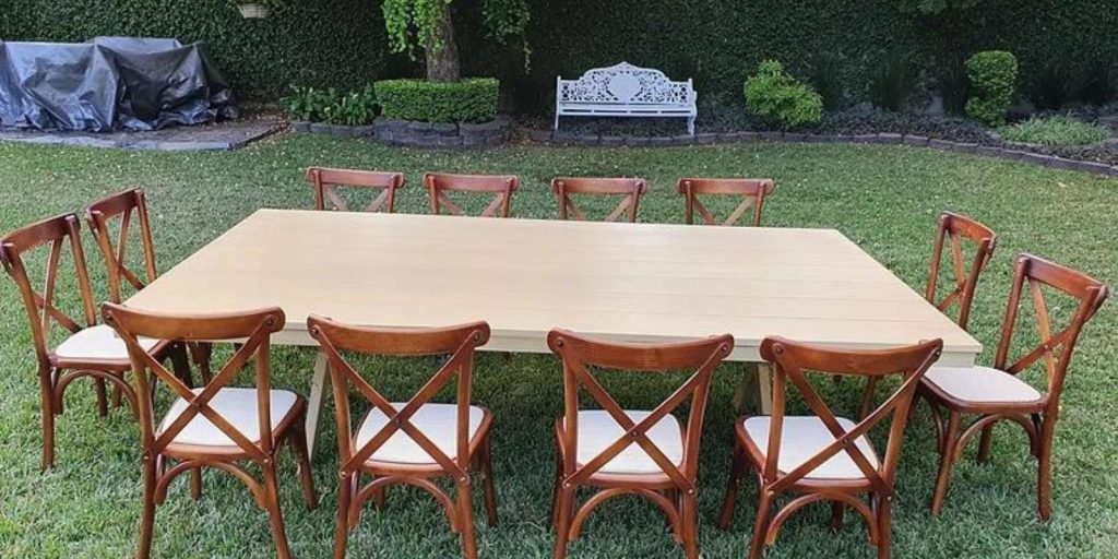 Renta de mesa rectangular de madera color miel para eventos