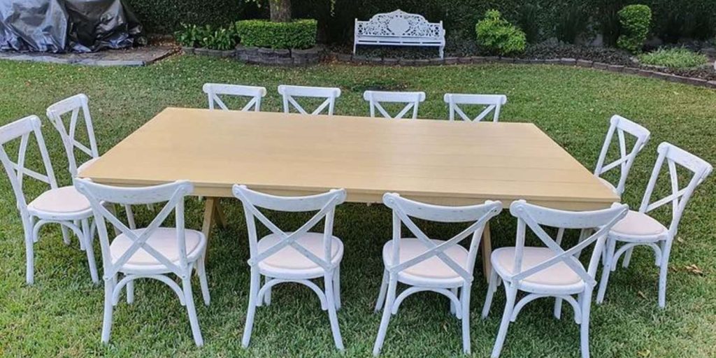 Renta de mesa rectangular de madera color miel para eventos