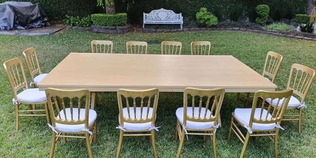 Renta de mesa rectangular de madera color miel para eventos
