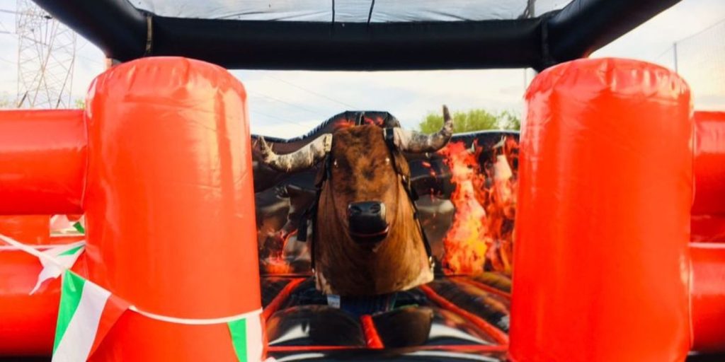 Renta de Toro mecánico con techo