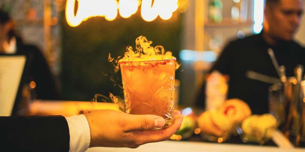 Renta de servicios de bar y mixología 100 Cócteles