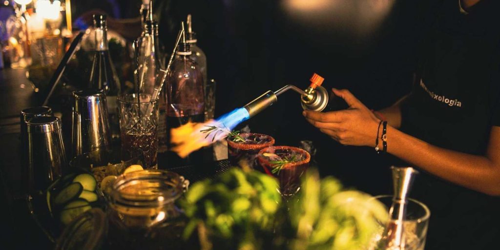 Renta de servicios de bar y mixología 100 Cócteles