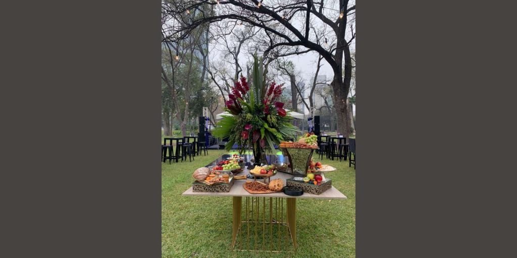 Renta de Mesa para Dulces Base Dorada