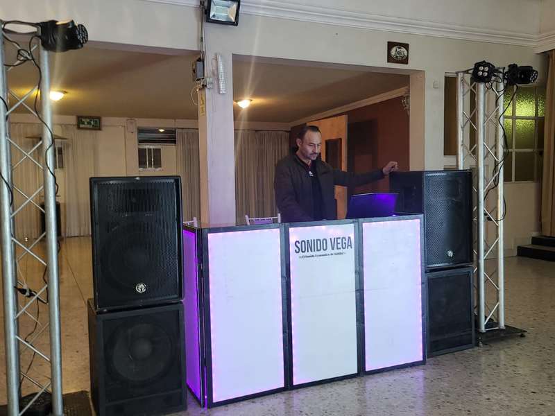 Paquete de Sonido,Iluminación y DJ para Eventos