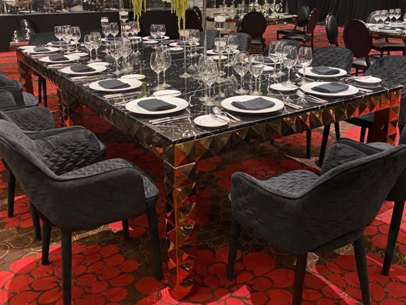 Renta de Mesas con Cubierta de Línea Diamante para eventos