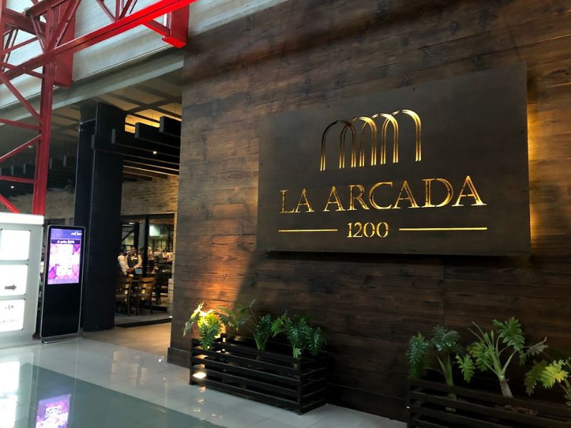 La Arcada 1200 servicio de restaurante en Cintermex